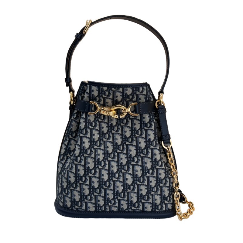 The Dior C'est Dior small monogram bucket bag, also often simply called the Dior Oblique bucket bag, is a popular retro-style bag in recent years.