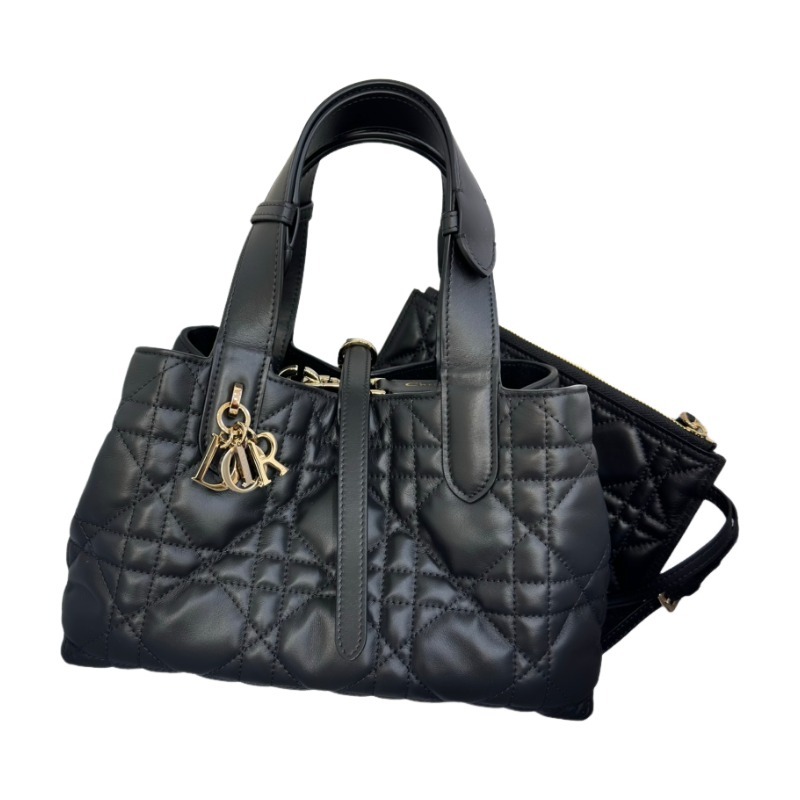 The Dior Toujours small cannage tote bag, often referred to as a "softer version of the Princess Diana tote," is a popular and gentle workwear style in recent years.