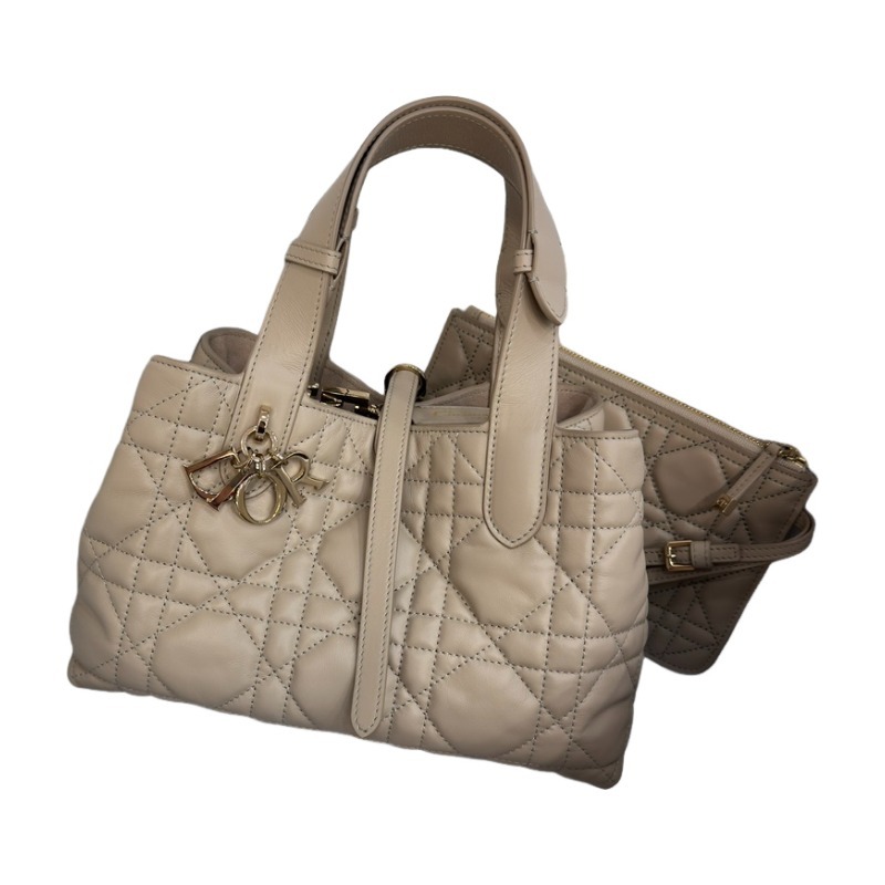 The Dior Toujours small cannage tote bag, affectionately known as the "softer version of the Princess Diana tote," is a popular and gentle workwear style in recent years.