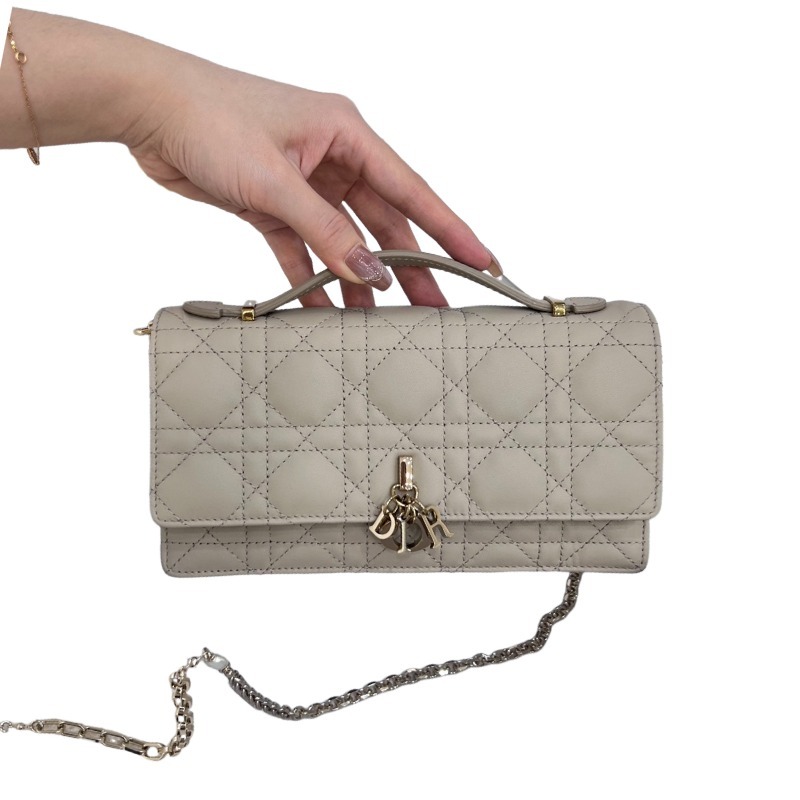 The Dior Lady D-Joy mini clutch/chain bag, often referred to as the "horizontal version of the Dior Lady D-Joy WOC," is a very popular and exquisite small bag in recent years.