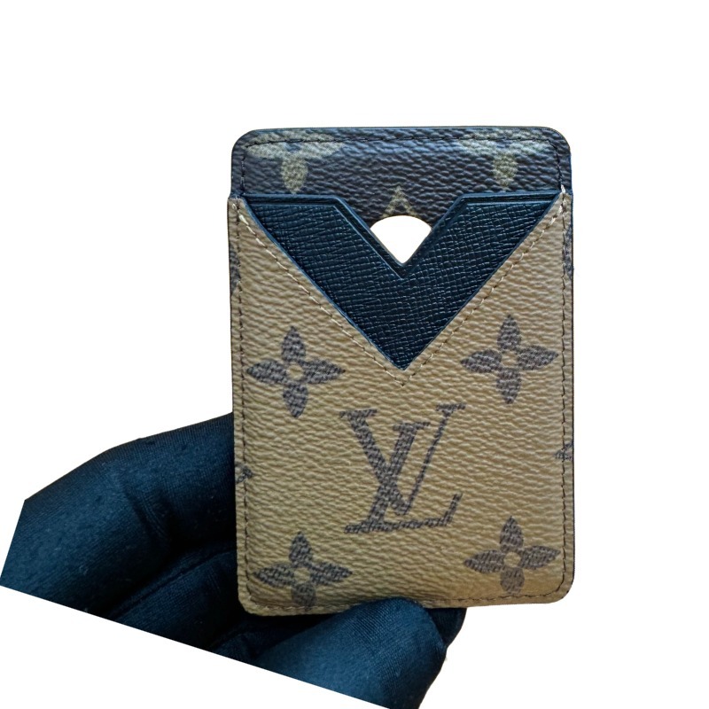 The Louis Vuitton LV M69161 / M25654 series V-panel Card Holder features a bi-color spliced ​​design, crafted from a combination of classic Monogram canvas and Monogram Eclipse canvas.