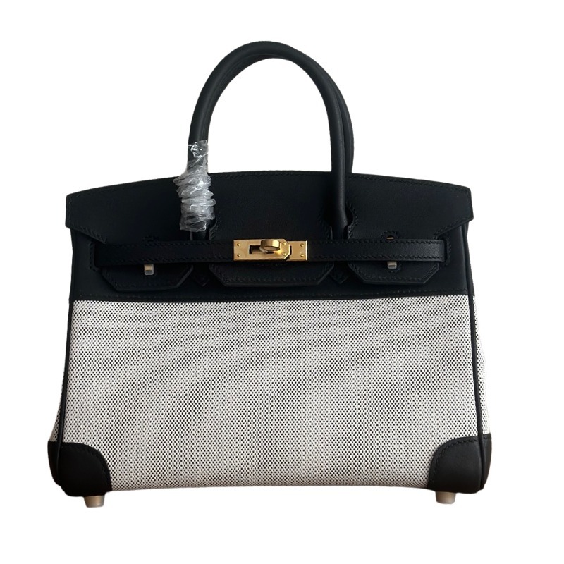 The canvas and leather tote bag, designed based on the Hermès Birkin bag, is a very popular lightweight commuter style in recent years.