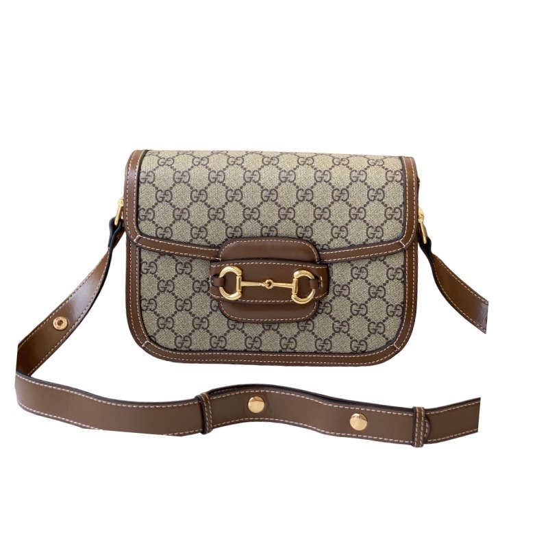 The Gucci Horsebit 1955 series medium saddle bag is also the most classic and evergreen model in the 1955 series.