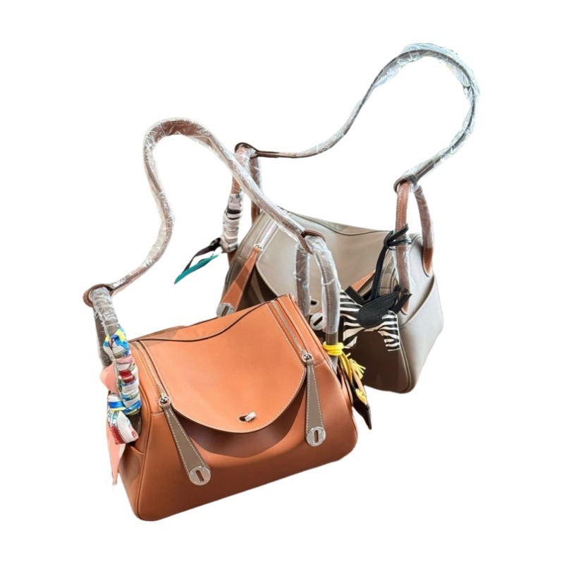 Hermes Lindy26 has many colors in stock! Since its launch, Lindy has established itself as a classic of modern H! It was once hailed as the most elegant bag of the H family, almost owned by celebrity fashionistas, and is also a bag that easily appear...