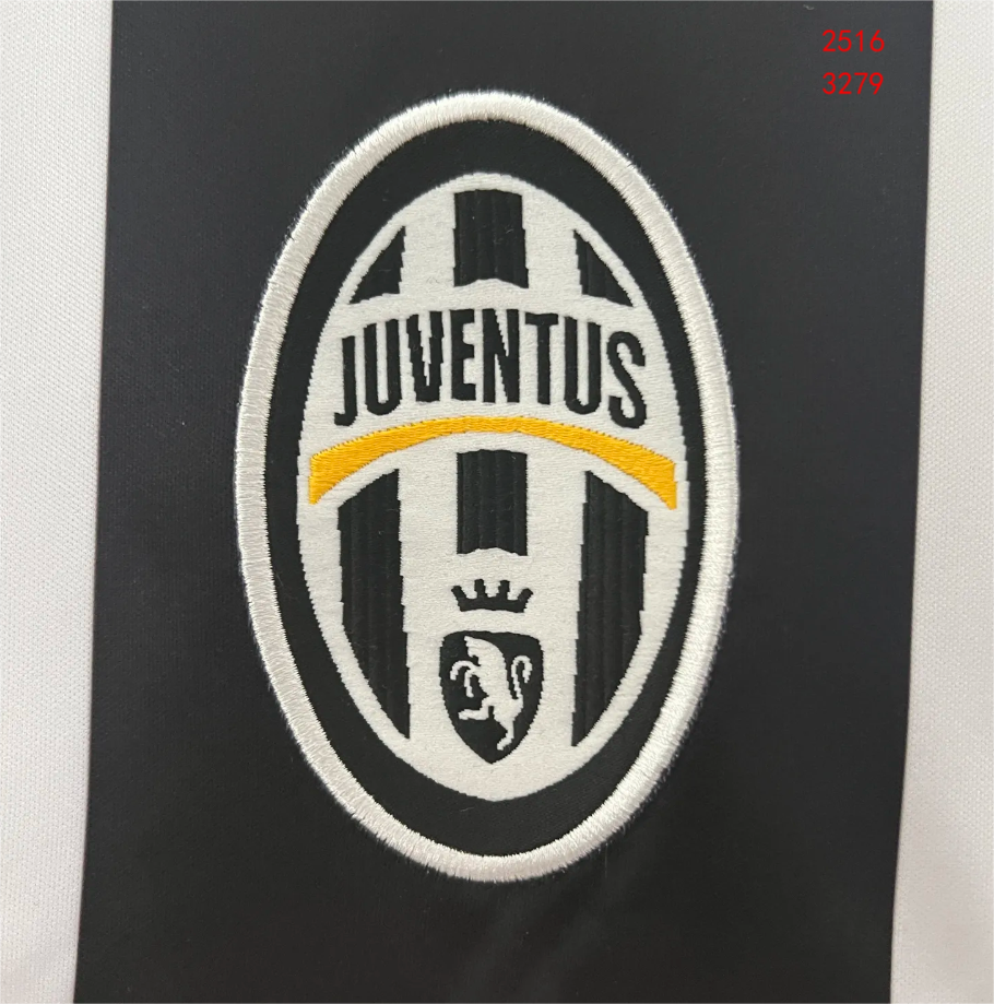 Retro 2004-05 Juventus home football jersey retro