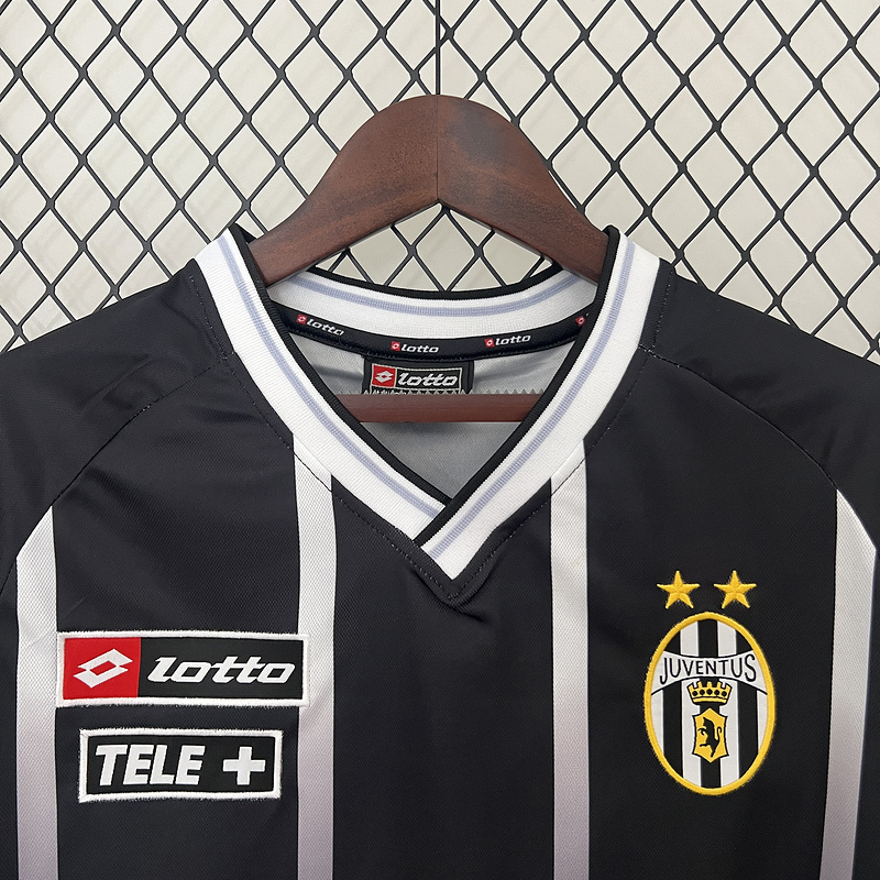 retro 2000-01 Juventus home football jersey