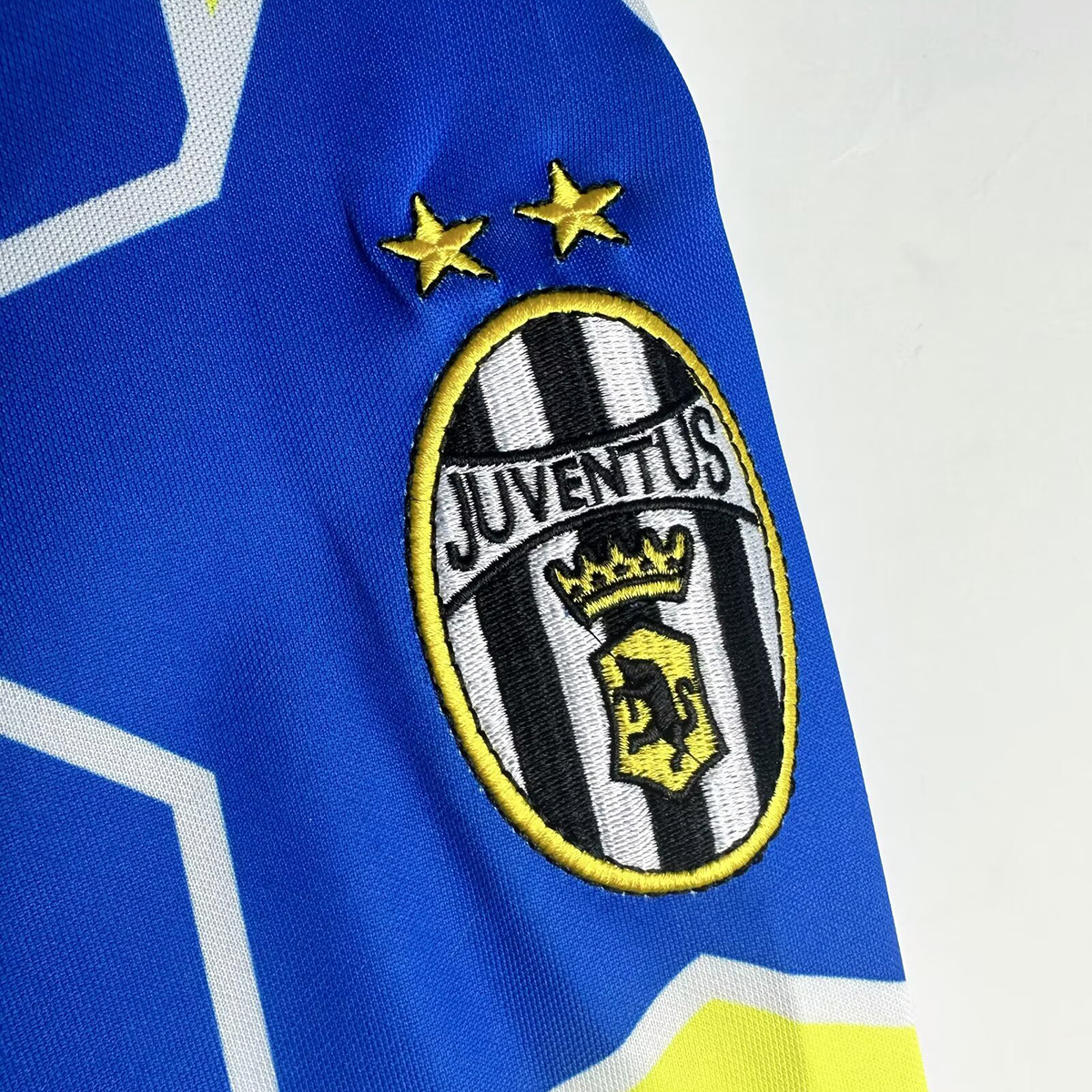 Retro 1997-99 Juventus away football jersey
