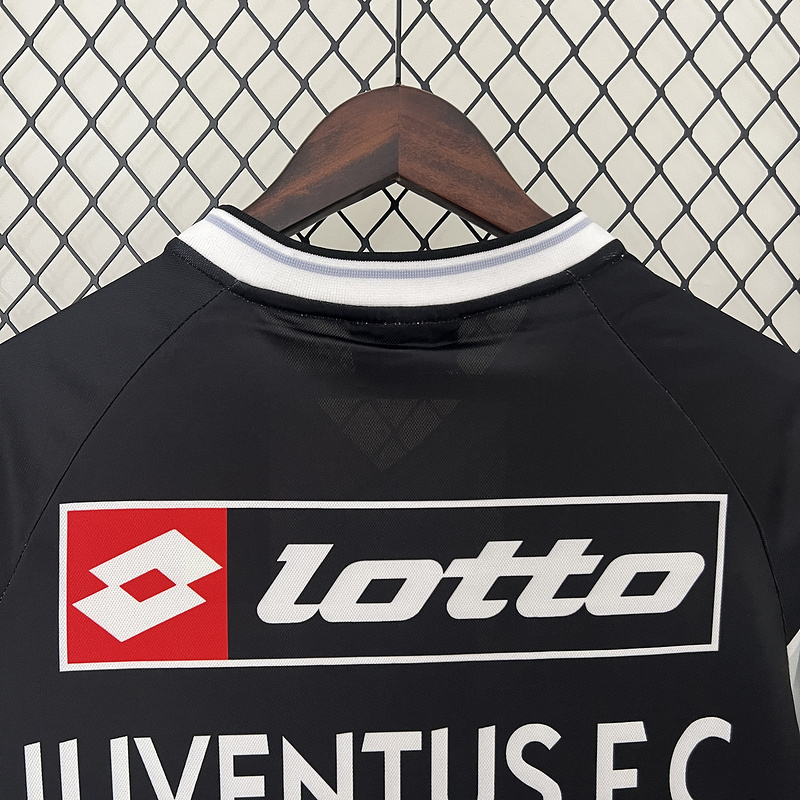 retro 2000-01 Juventus home football jersey