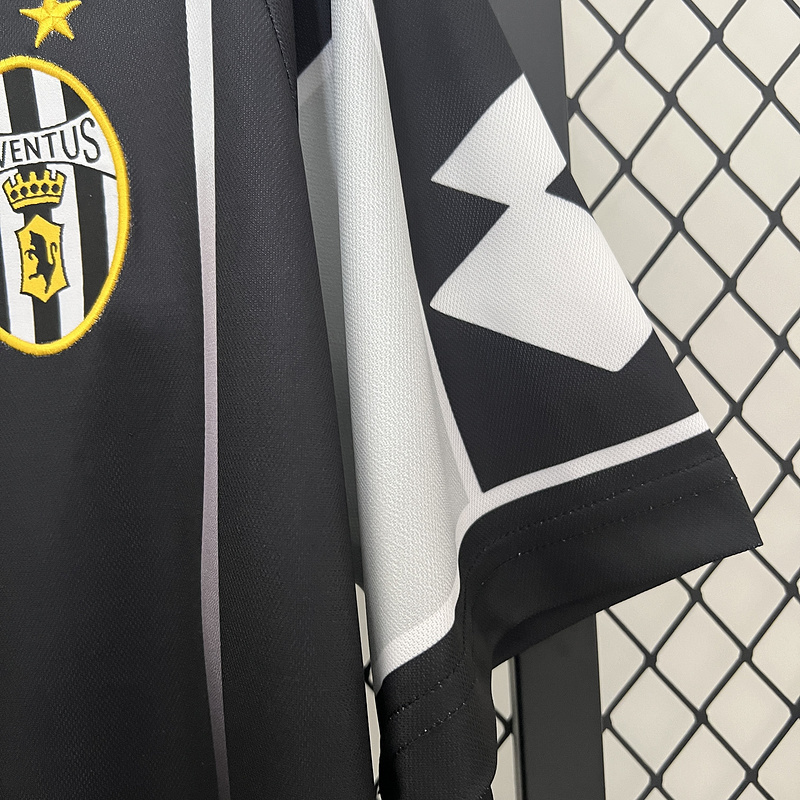 retro 2000-01 Juventus home football jersey