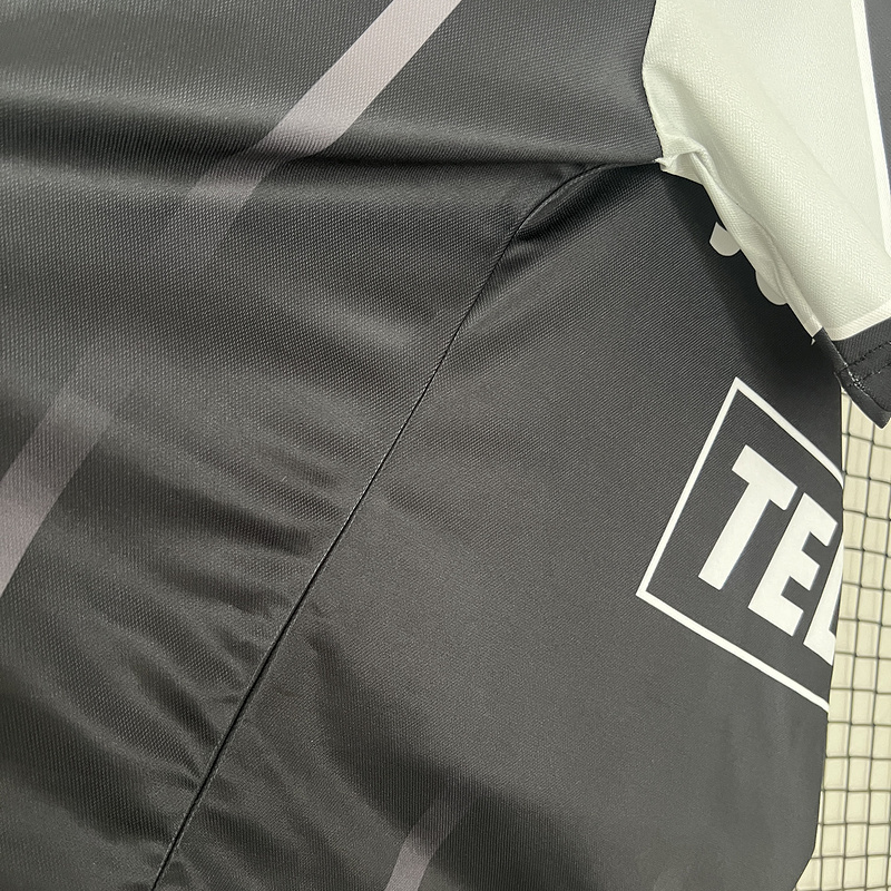retro 2000-01 Juventus home football jersey