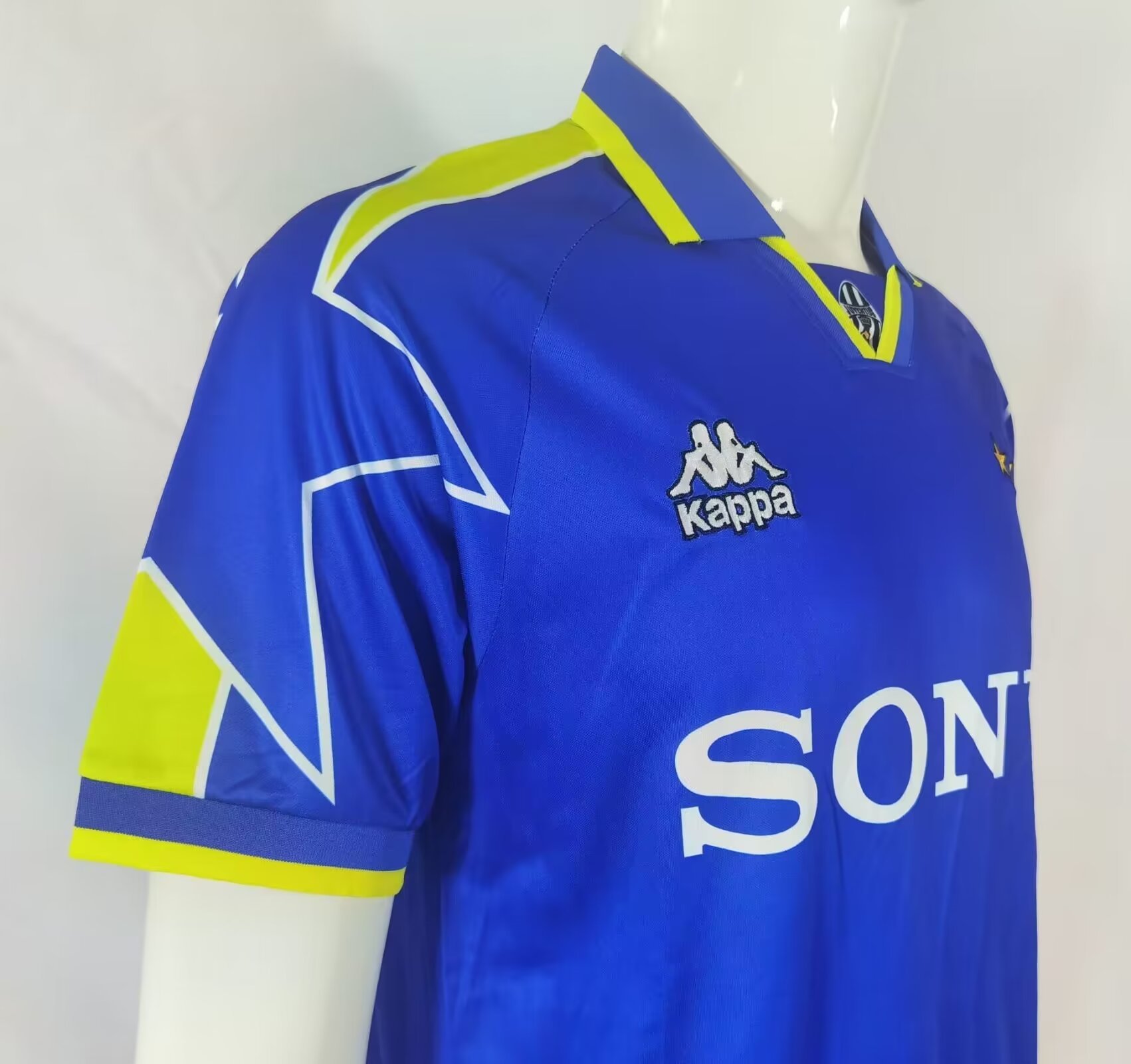 Retro 1996-97 Juventus away football jersey