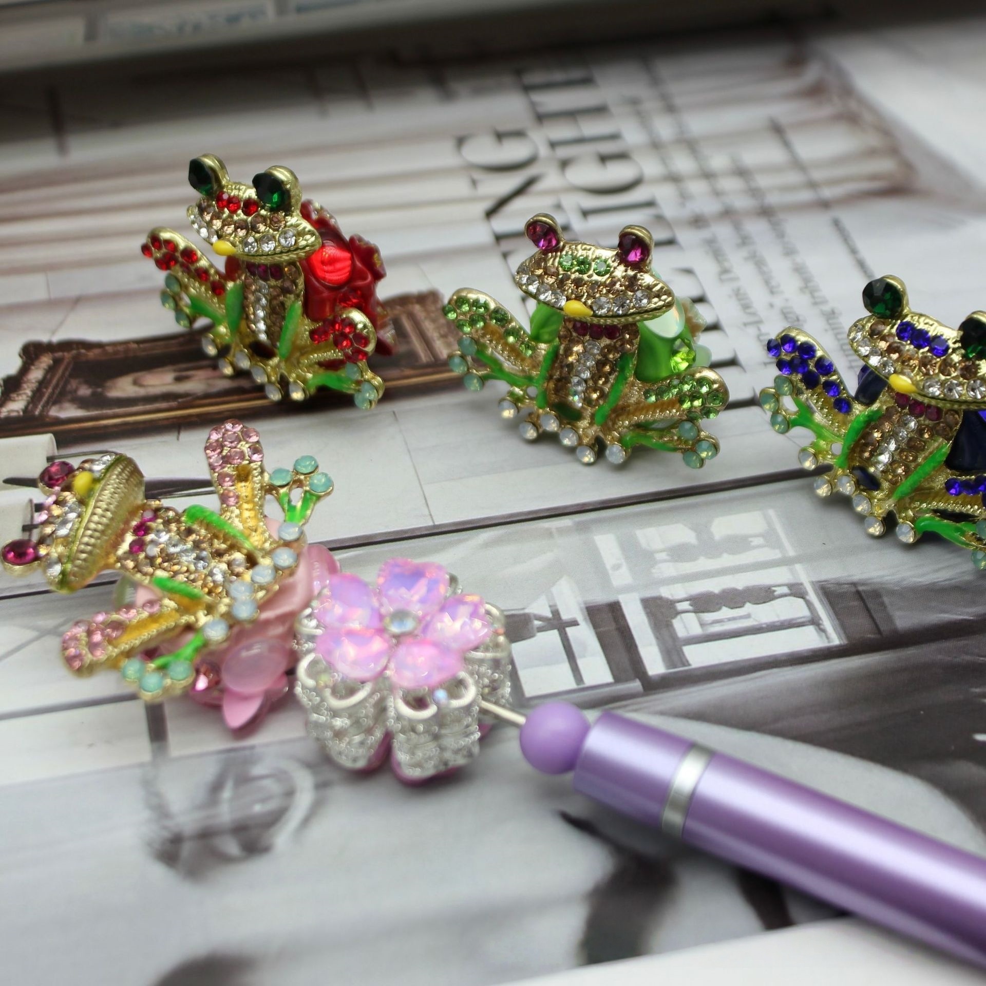 New Cute Tilted Head Frog Beads, Full Rhinestone Straight Hole Charms for Beadable Pens