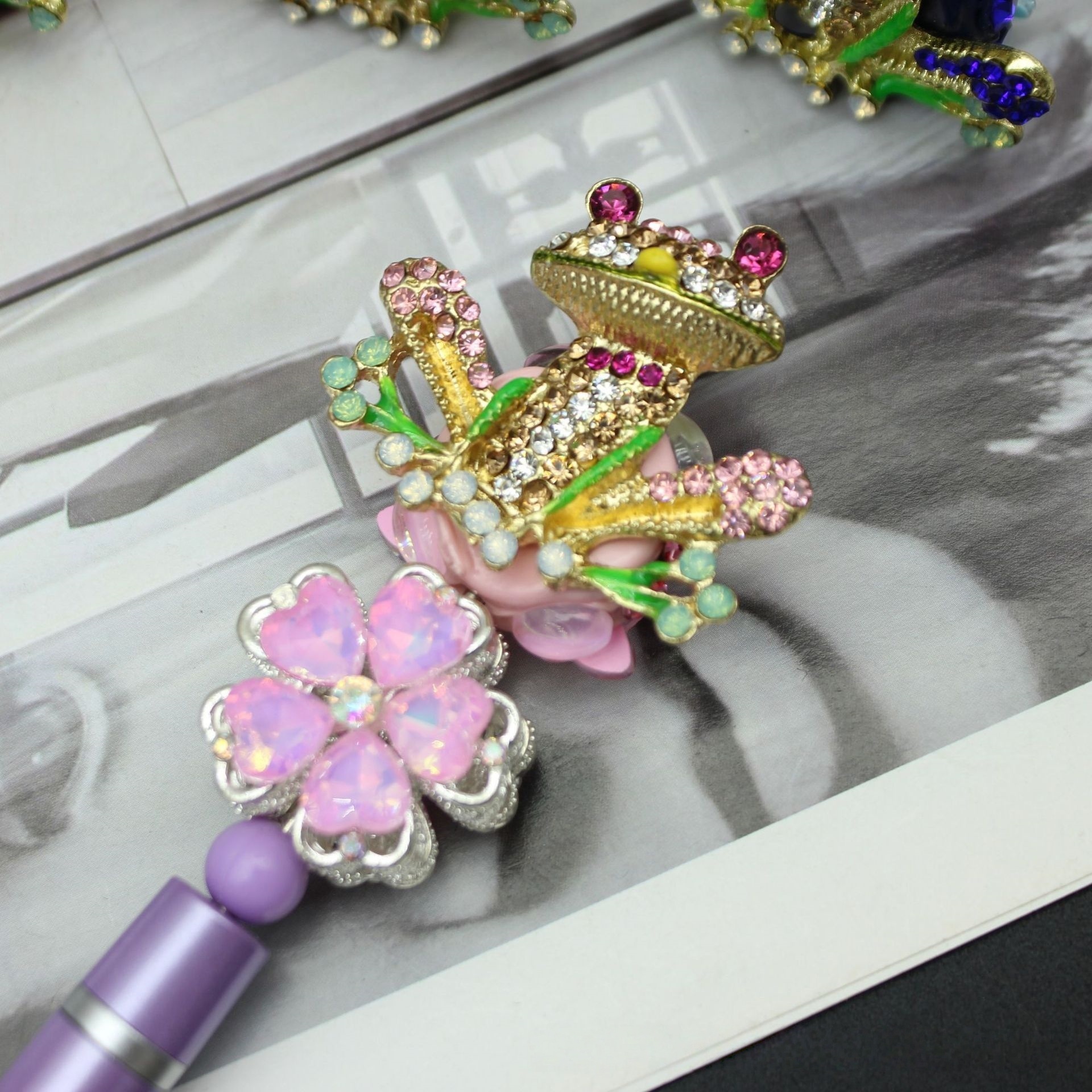 New Cute Tilted Head Frog Beads, Full Rhinestone Straight Hole Charms for Beadable Pens