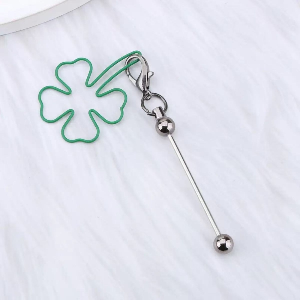 Who gets it?! This DIY four-leaf clover beaded keychain works for phone cases, bags and Christmas trees!