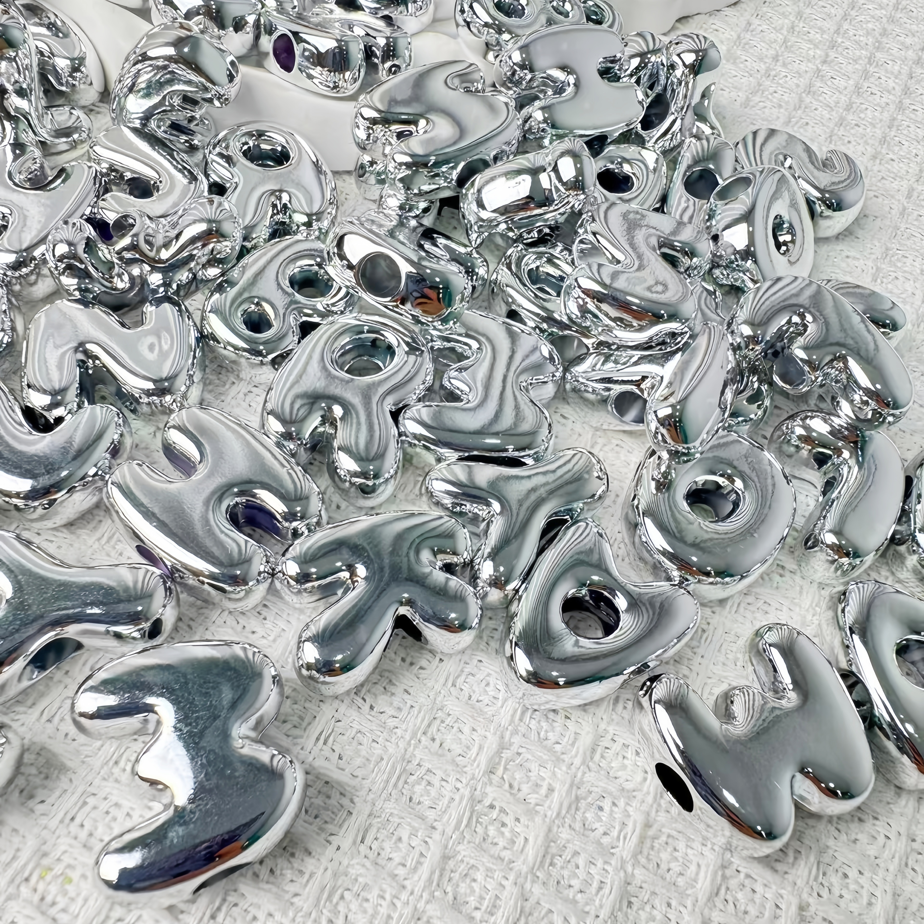 Wholesale White Black Plastic Letter Beads Bulk Classic Alphabet Charms for DIY Keychain Making