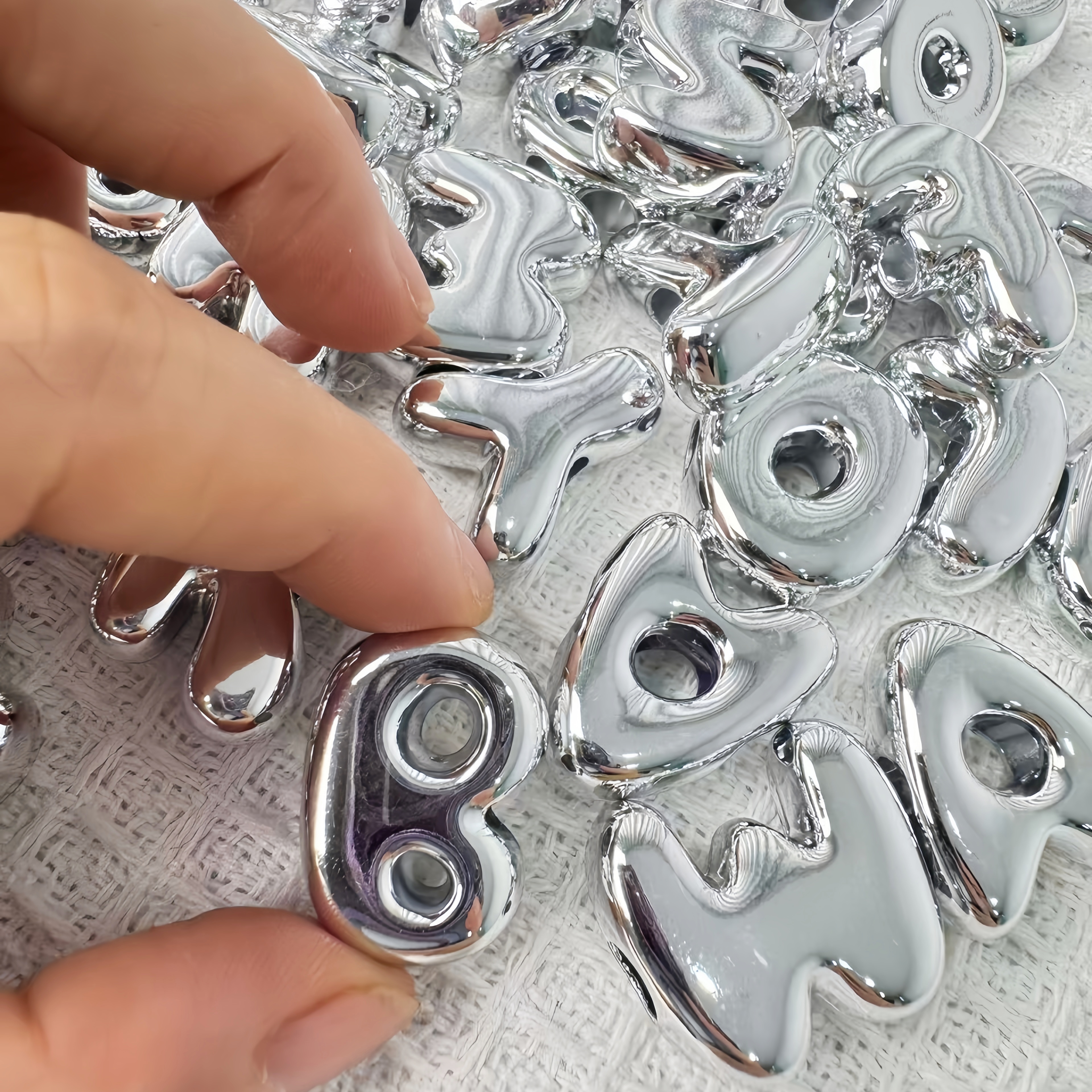 Wholesale White Black Plastic Letter Beads Bulk Classic Alphabet Charms for DIY Keychain Making