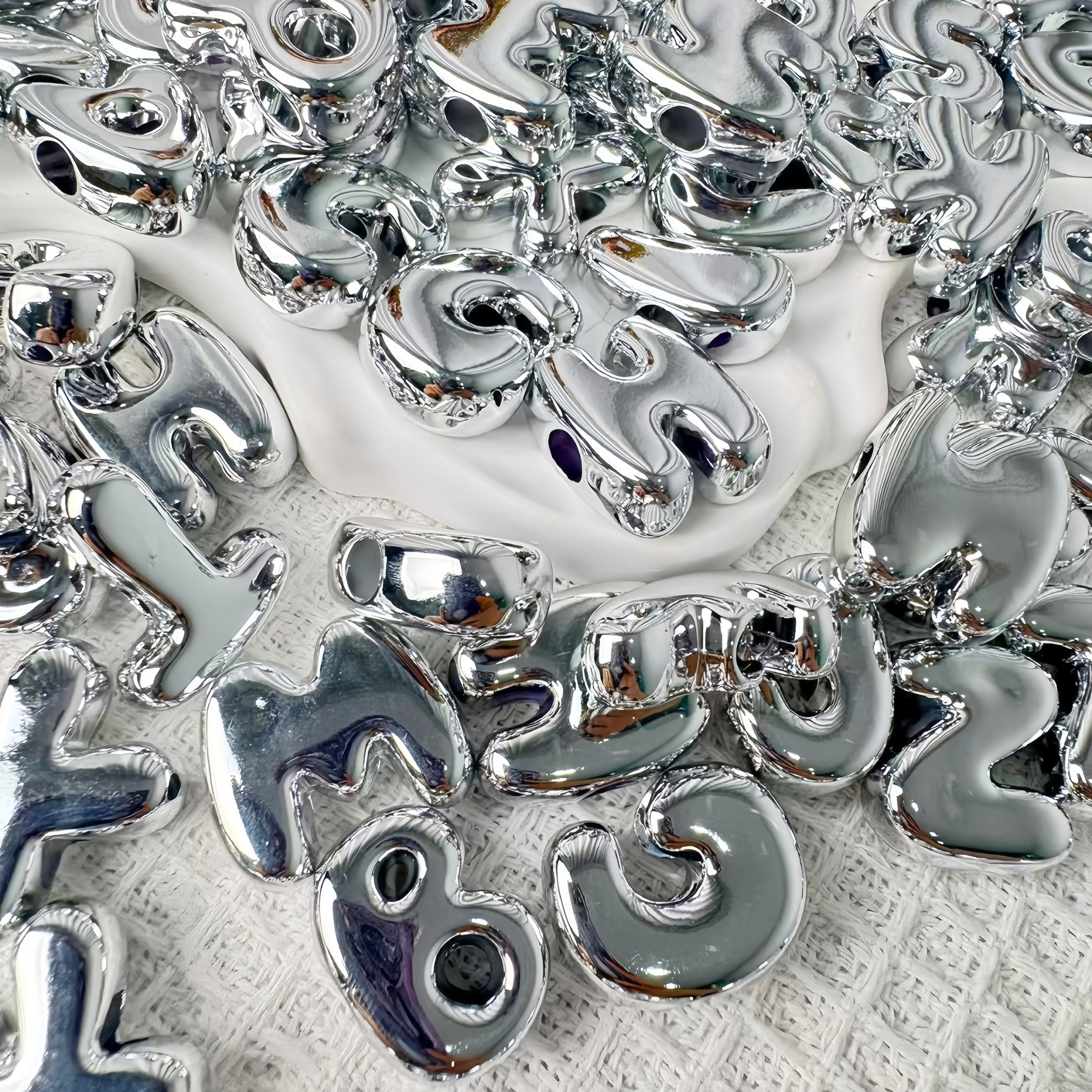 Wholesale White Black Plastic Letter Beads Bulk Classic Alphabet Charms for DIY Keychain Making