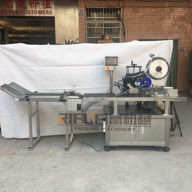 Automatic flat surface paging labeling machine