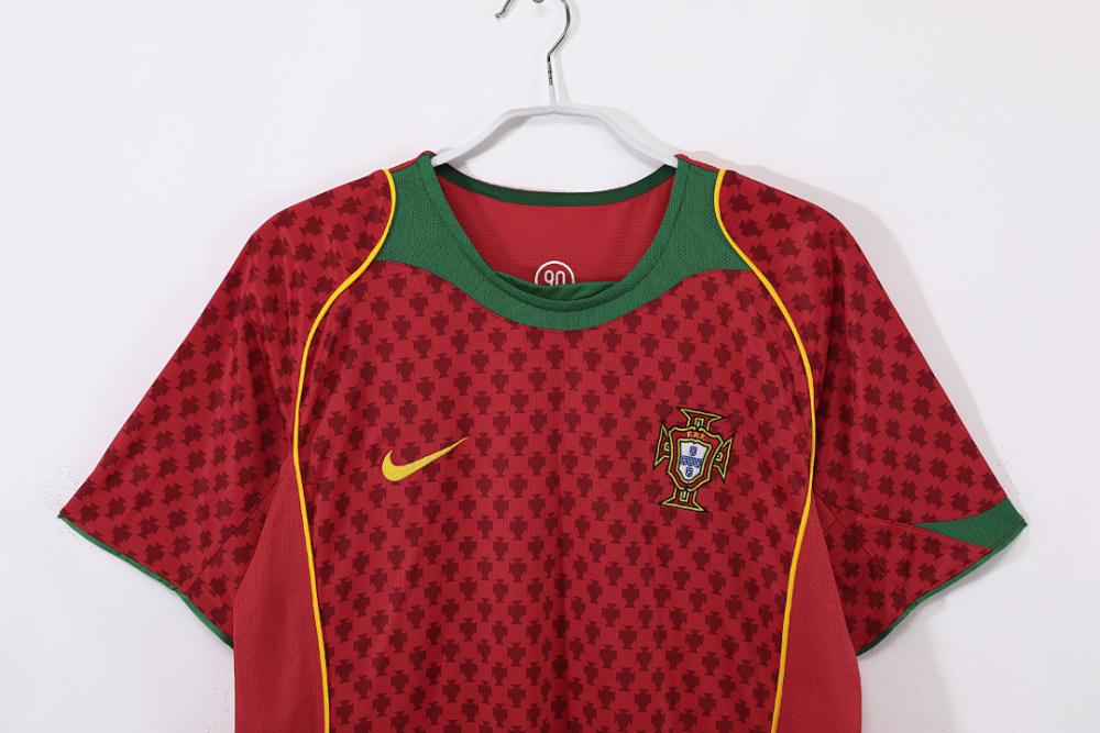 2004 season Portugal home retro Fan version