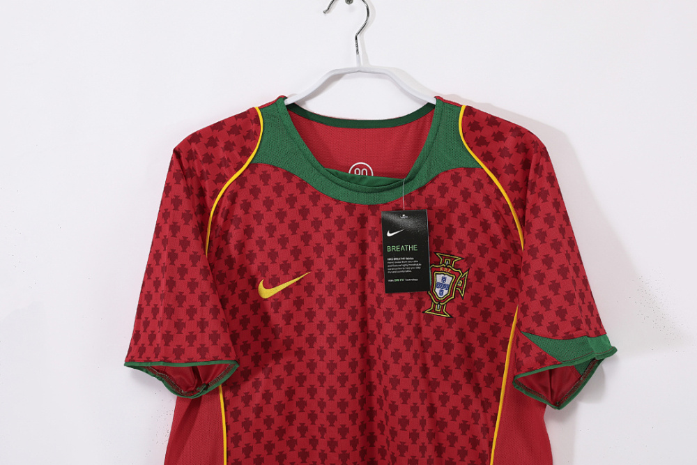 2004 season Portugal home retro Fan version