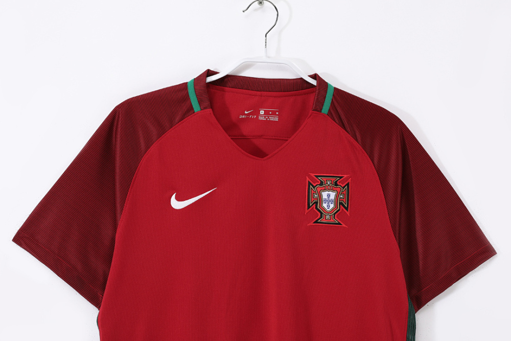 2016 season Portugal home retro Fan version