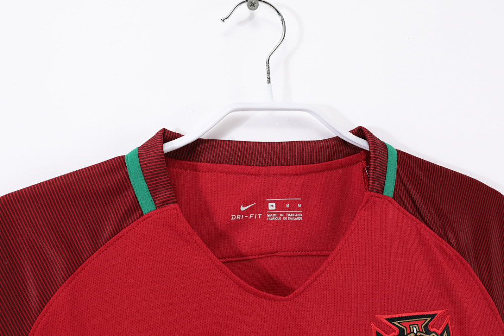 2016 season Portugal home retro Fan version