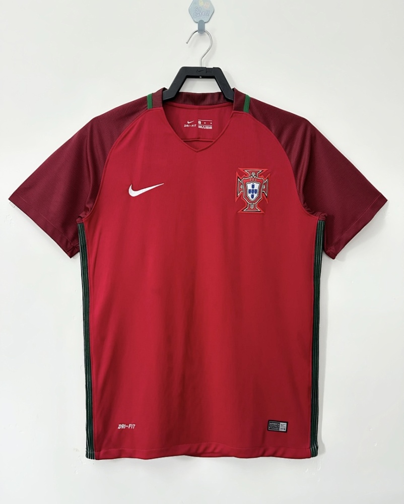 2016 season Portugal home retro Fan version