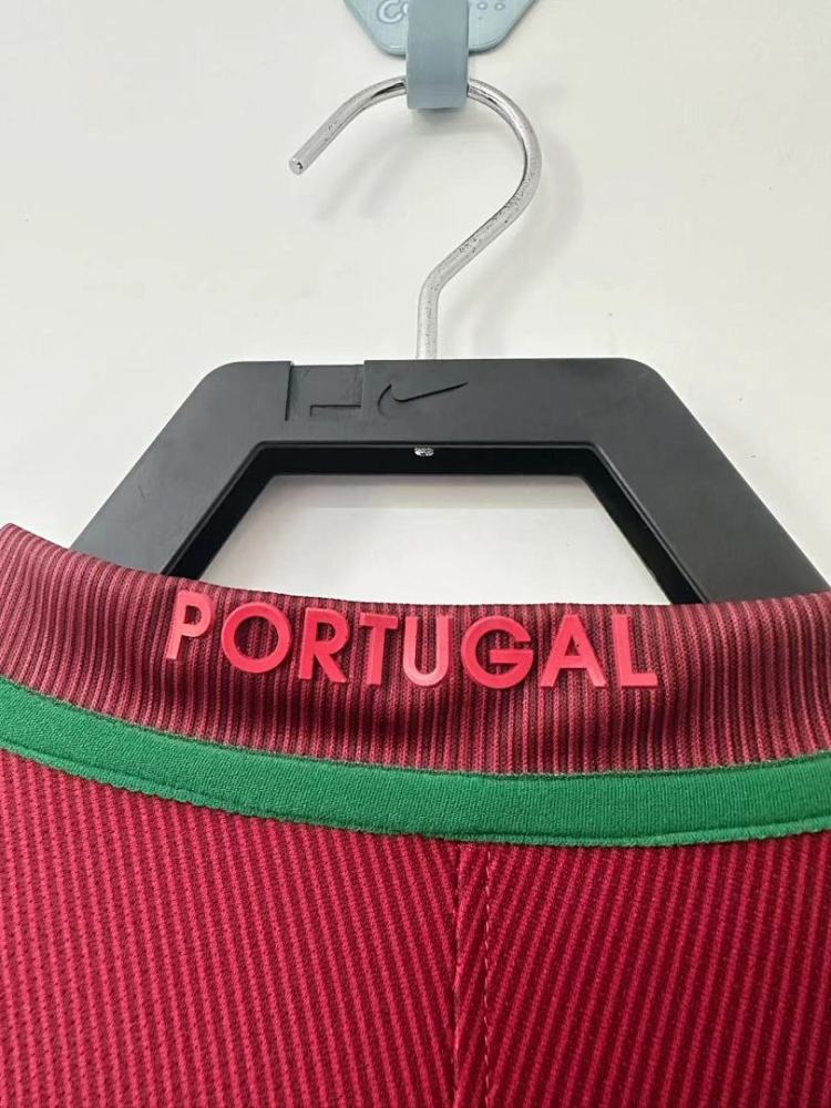 2016 season Portugal home retro Fan version