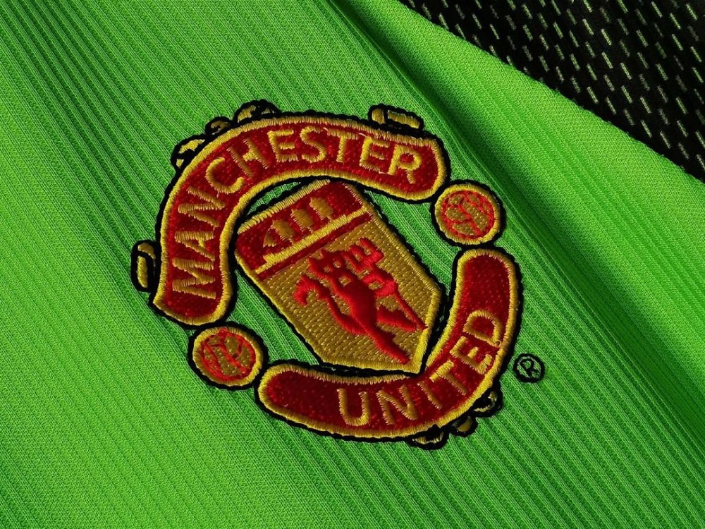 9899 season Manchester United goalkeeper long sleeves Retro