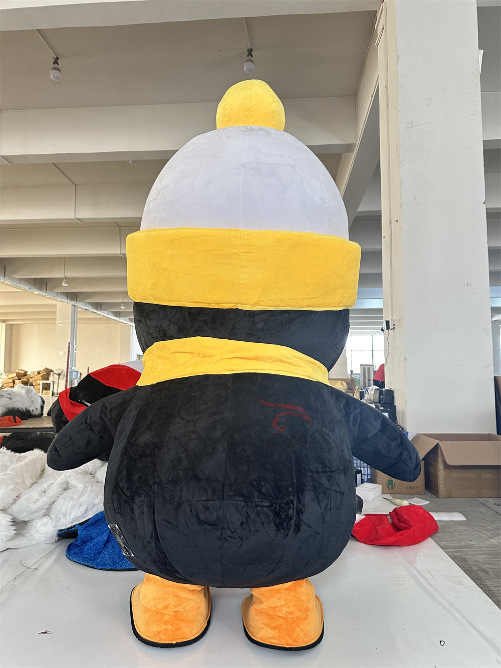 Cute Penguin With Hat and Scarf 2m/2.6m Walking Moving Cosplay Cartoon Inflatable Mascot Costume Battery Blow up Suit for Adults