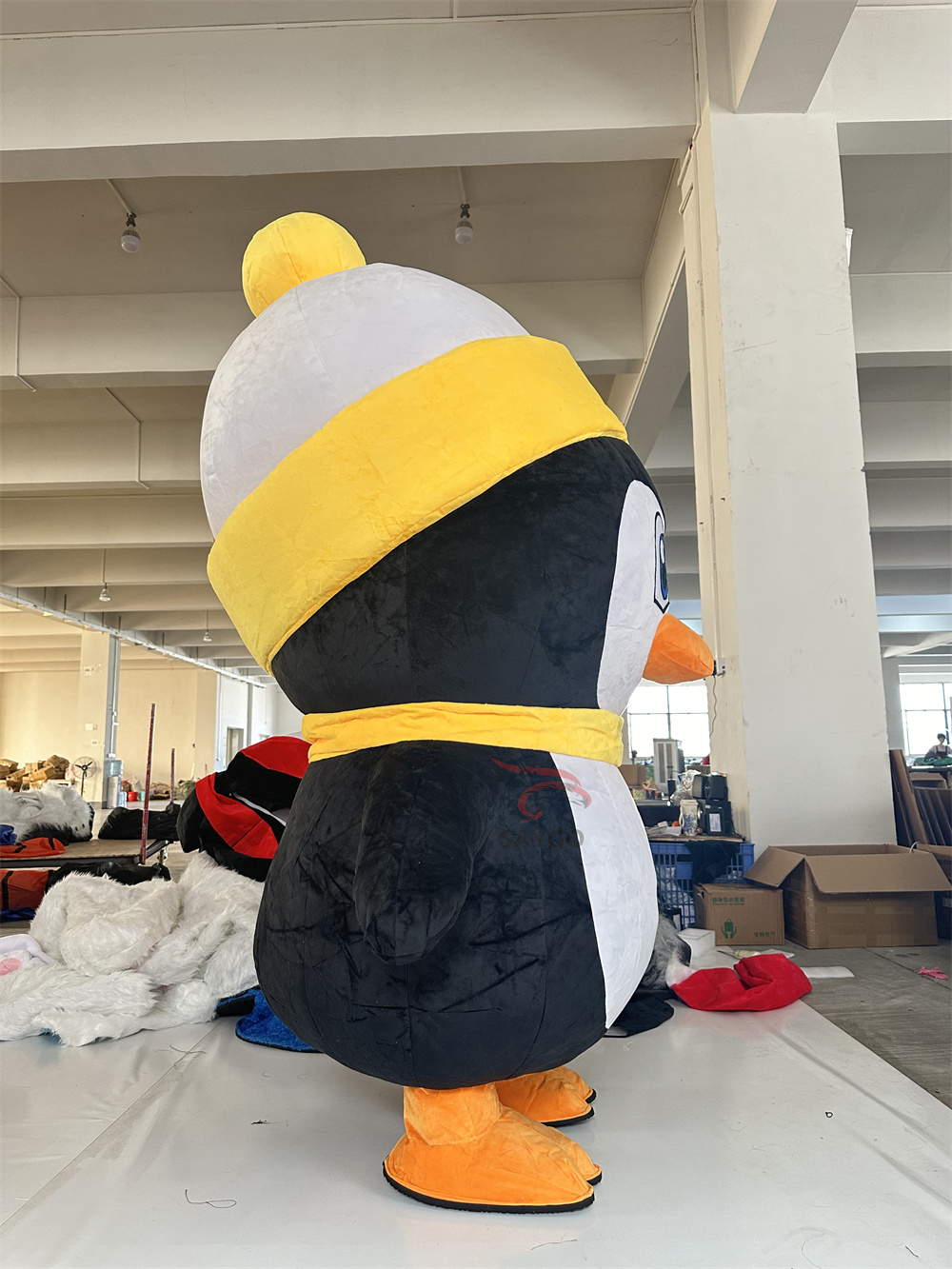 Cute Penguin With Hat and Scarf 2m/2.6m Walking Moving Cosplay Cartoon Inflatable Mascot Costume Battery Blow up Suit for Adults