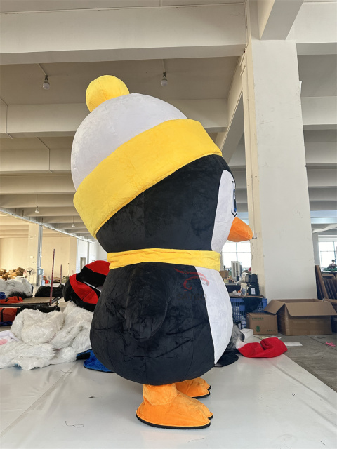 Cute Penguin With Hat and Scarf 2m/2.6m Walking Moving Cosplay Cartoon Inflatable Mascot Costume Battery Blow up Suit for Adults