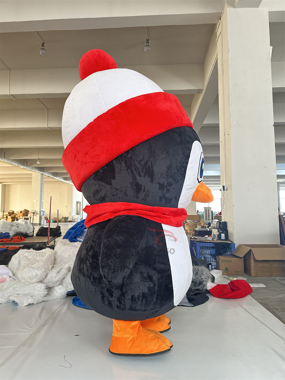 Cute 2m/2.6m Walking Moving Cosplay Cartoon Penguin Inflatable Mascot Costume Battery Blow up Suit for Adults