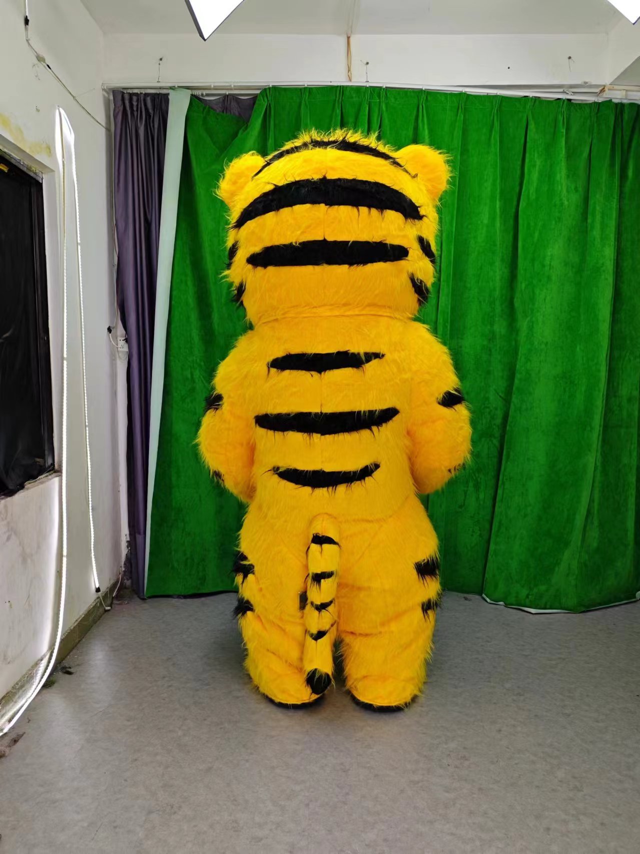 Unisex Plush Cartoon Character Anime Tiger Inflatable Mascot Costume for Adult Carnival Use