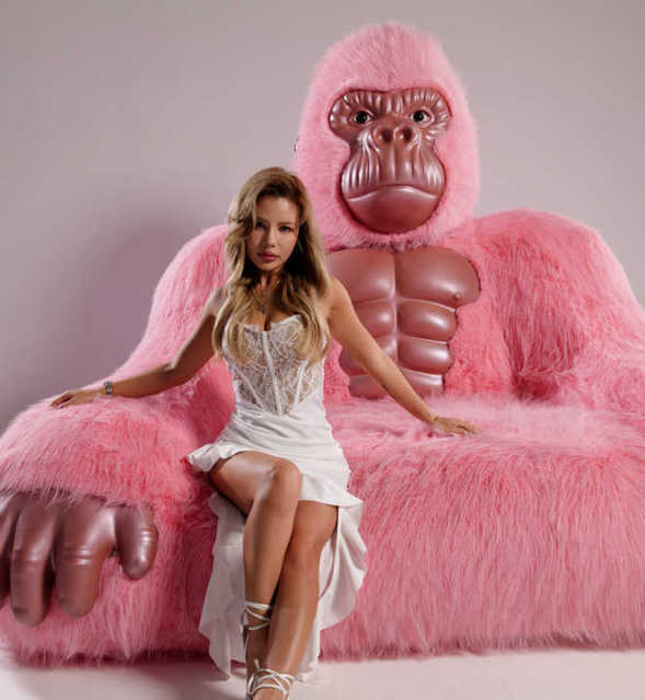 Factory Wholesale of New Fluffy Plush King Kong Sofa Large Animal Gorilla Inflatable Villa Furnishings New Cartoon Characters