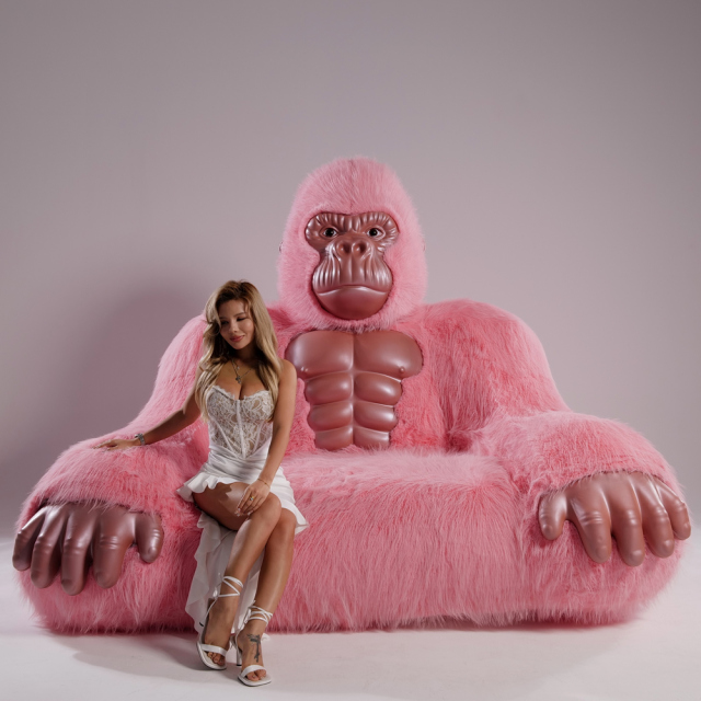 Factory Wholesale of New Fluffy Plush King Kong Sofa Large Animal Gorilla Inflatable Villa Furnishings New Cartoon Characters