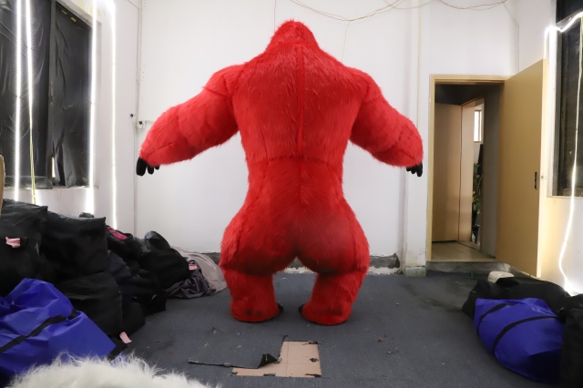 New Design 2.6m Plush Walking Mascot OEM Inflatable Gorilla Mascot Costume for Sale TV & Movle Costumes