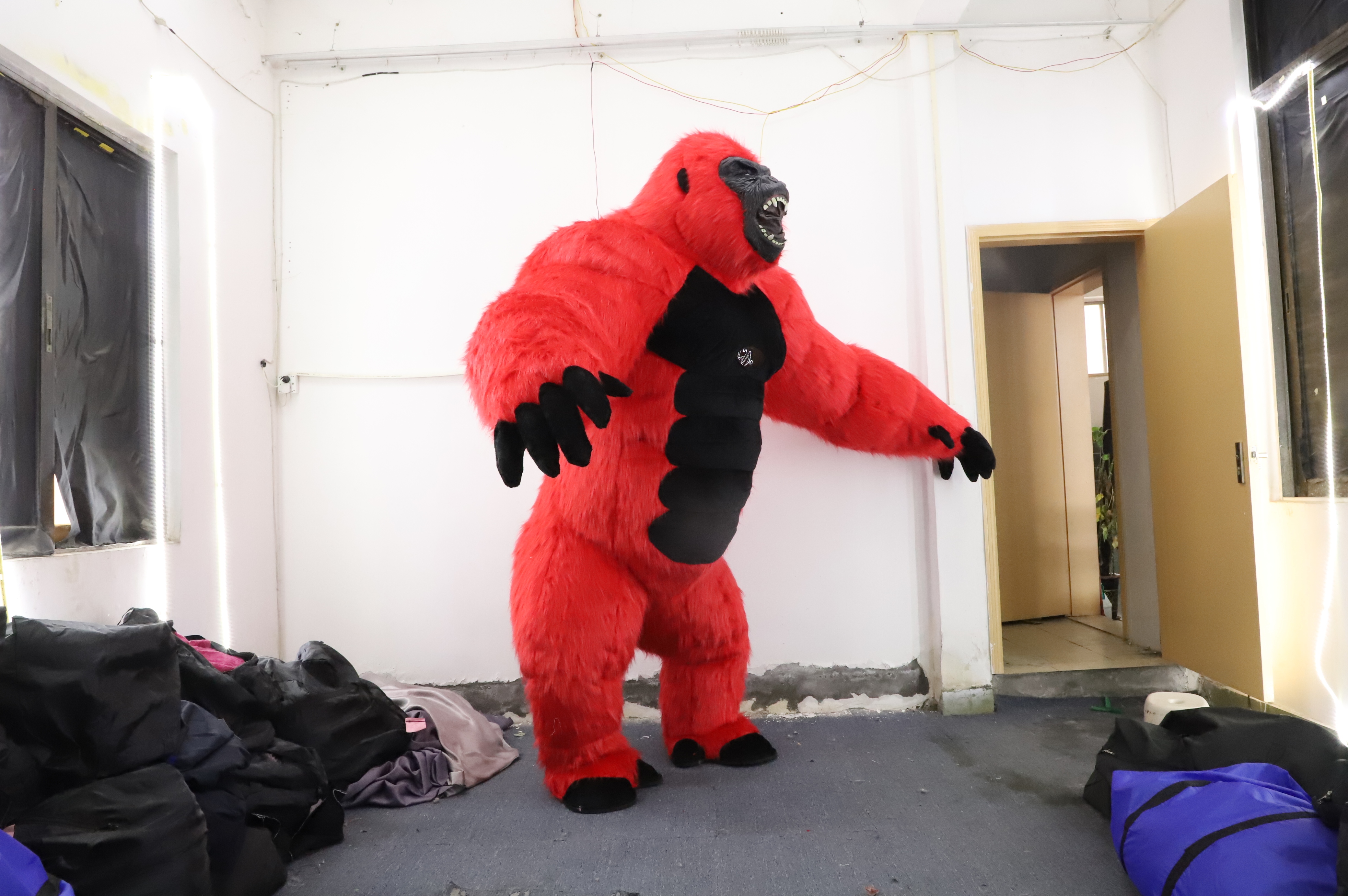 New Design 2.6m Plush Walking Mascot OEM Inflatable Gorilla Mascot Costume for Sale TV & Movle Costumes