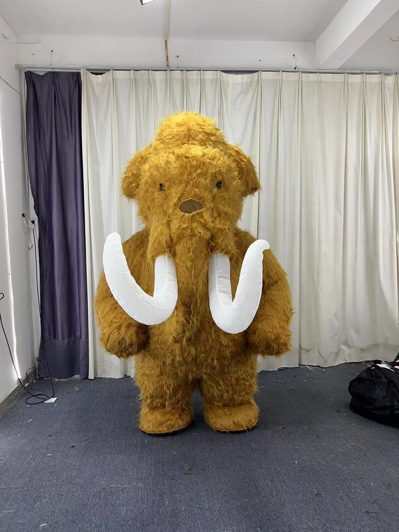 2025 Adult Inflatable Plush Mammoth Elephant Halloween Party Theme Costume for Outdoor Parades and Performances