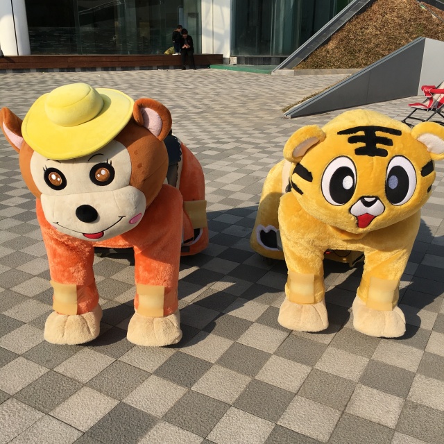 Unisex Zoo Electric Coin Operated Large Bear Ride-On Toy Kid-Friendly Plush Scooter Rides Cars Coin Operated Coin Operated