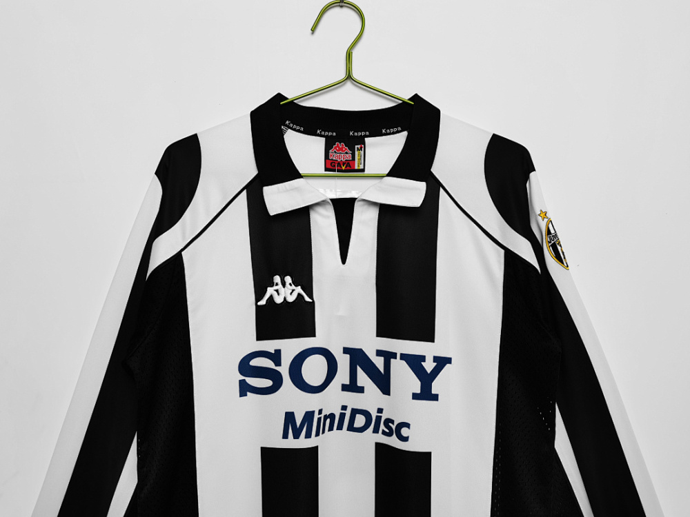 1997/98 season Juventus home long sleeves