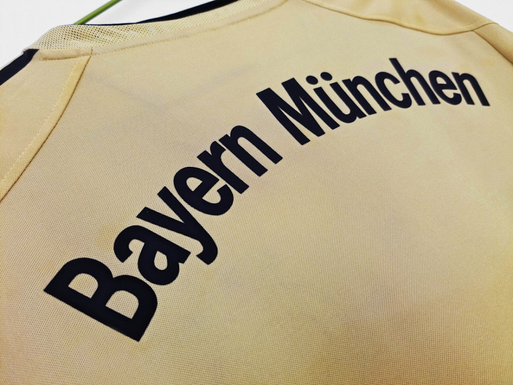 2004/05 season Bayern München away retro