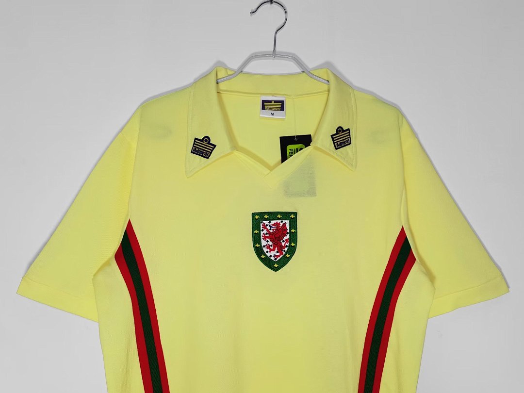 1976/79Wales away retro Fans version