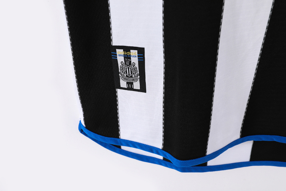 2000/01 Newcastle home retro Fans version