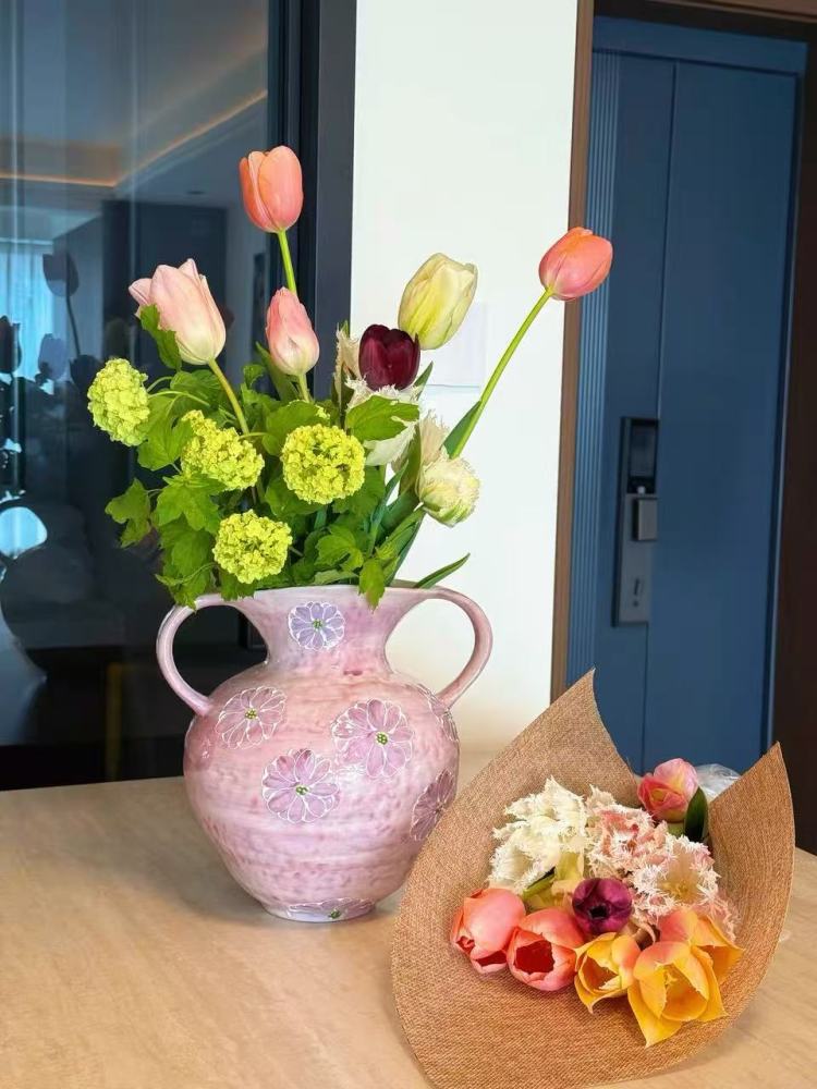 Ceramic vase art ornaments / understated luxury decorative items