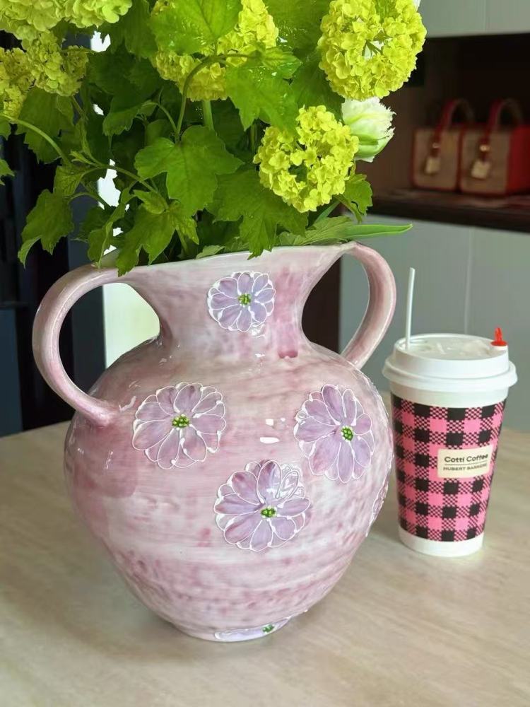 Ceramic vase art ornaments / understated luxury decorative items