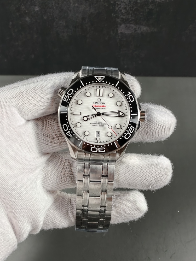 Omega VSF Seamaster Diver 300M White Dial with Extra Black Rubber Straps