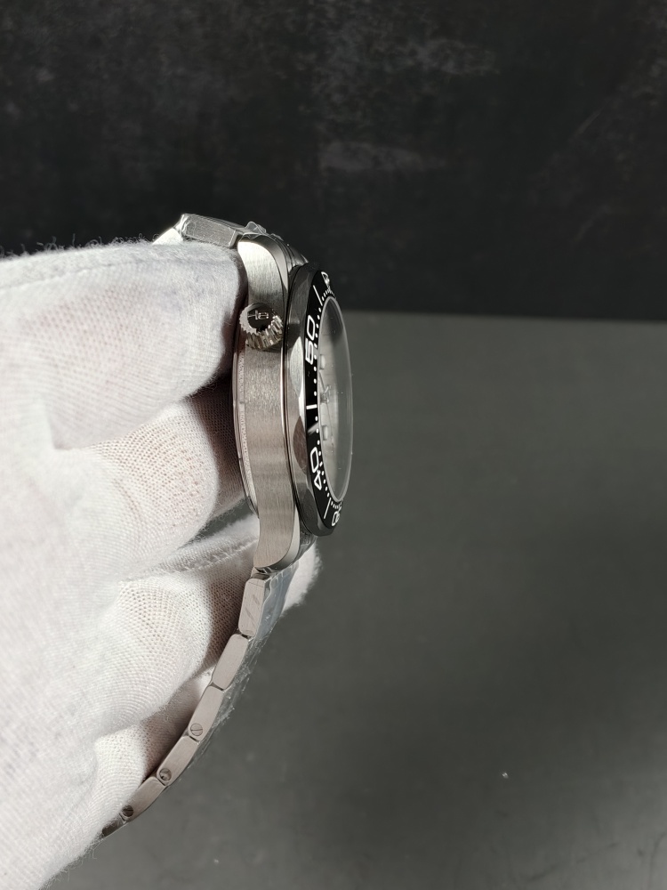 Omega VSF Seamaster Diver 300M White Dial with Extra Black Rubber Straps