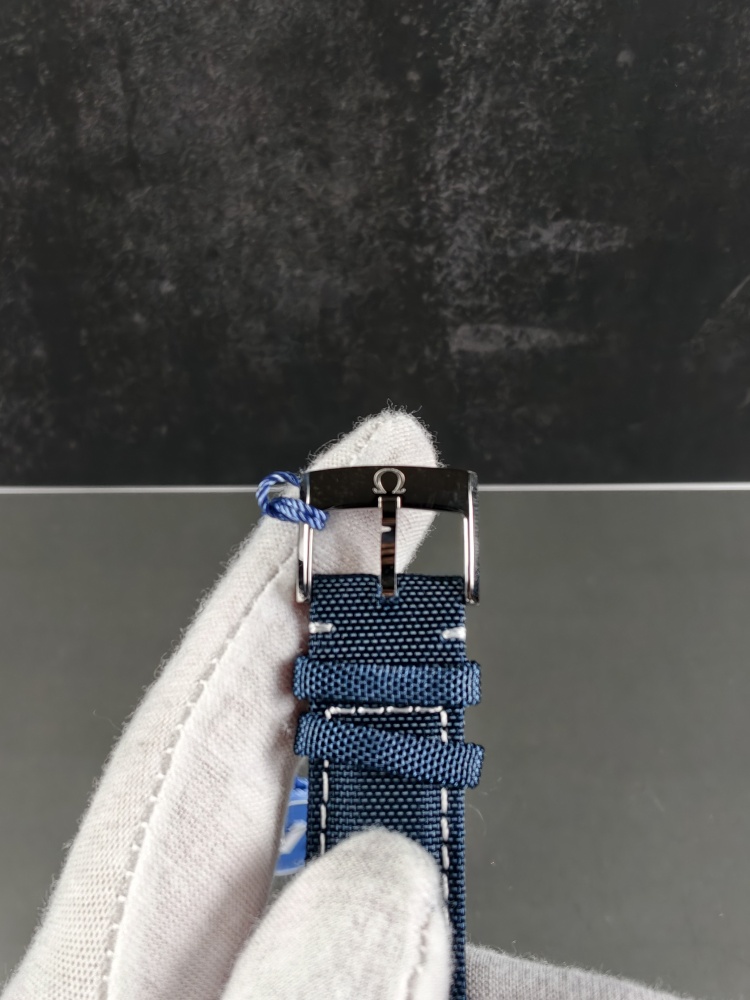N1 Omega Speedmaster Silver Snoopy Award 50th Anniversary | 42mm | Blue Nylon Strap