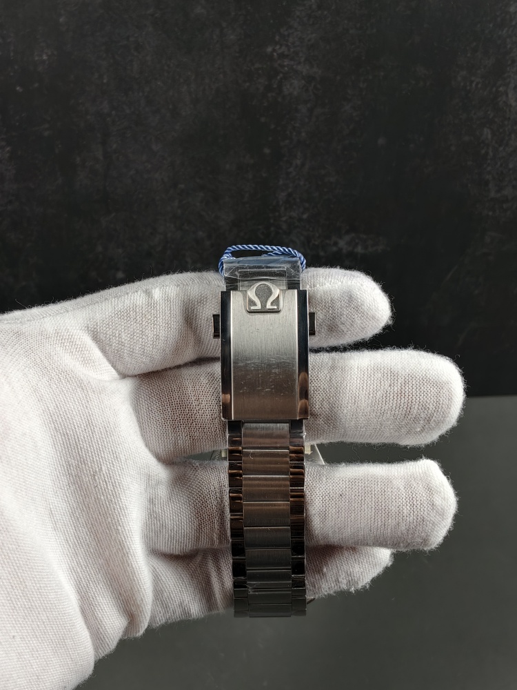 N1 Omega Speedmaster Silver Snoopy Award 50th Anniversary | 42mm